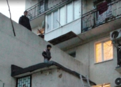 Маленький ребёнок гулял по крыше в Новороссийске