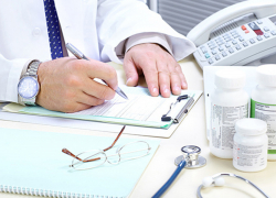 Врач из Новороссийска незаконно получал доплаты за ученую степень