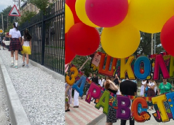 Воз радости и ложка дегтя: в школах Новороссийска прошли линейки