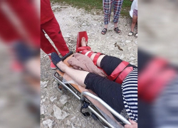 В Краснодарском крае пенсионерка упала с пятиметрового склона в реку, погнавшись за собакой