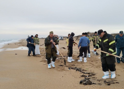 В Керченском проливе почти полностью убрали разлившийся мазут