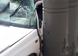 Прямо в столб влетела машина новороссийца