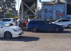 Пролетела несколько метров: девушку сбили на пешеходном переходе в Восточном районе Новороссийска