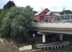  Повешенного мужчину увидели жители  Нижнебаканской вечером, а утром прибыли спасатели