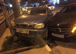 Заболталась и пошла на таран. В Новороссийске очередное нелепое ДТП