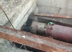 Новороссийцы живут без горячей воды: она утекает рядом с домом 