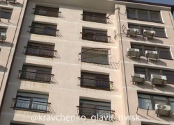 После атаки БПЛА семья из Новороссийска продолжает жить в квартире без стены: зима близко 