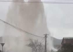 Без воды останутся многие: в Новороссийске бьет фонтан 