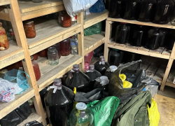 Готовил в гаражах — 62-летнему новороссийцу грозит до 3 лет за продажу алкоголя
