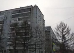 Остатки лифта скинули на припаркованные автомобили в Новороссийске