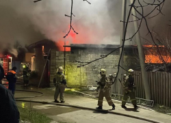 Ночью огонь охватил жилой дом Новороссийска: подробности 