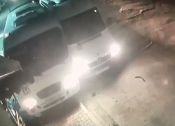 Маршрутка снесла шлагбаум и другую маршрутку в ЖК «Парковом» в Новороссийске