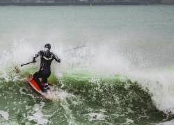 Красавчики-серфингисты - верхом на волнах в центре Новороссийска