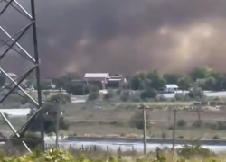 Сильный пожар под Анапой: огонь охватил около 10 гектаров, трассу закрыли для движения