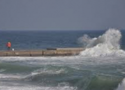 Волна накрыла и унесла в открытое море двух новороссийцев