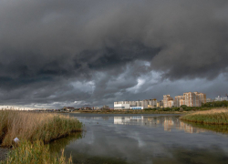На Черноморском побережье объявили об опасности формирования смерчей
