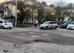 «А дыра все растет»: многострадальный участок дороги в Новороссийске снова опасен для водителей и пешеходов