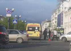 Аномалия на улице Советов в Новороссийске переломала кости и автомобили