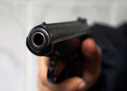 В Новороссийске двое приезжих напали на прохожего с пистолетом