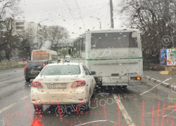 В предпраздничный день Новороссийск закупорили пробкой два ДТП