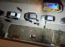 Молодой парень выпал из окна многоэтажки в Новороссийске