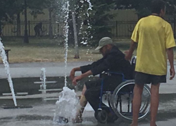 Колясочник с ампутированной ступней купается вместо «Новороссийской русалки»