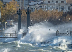 Юг России накрыл шторм и песчаная буря: дождь с ветром и пылью из Сахары