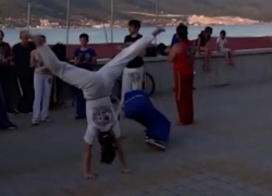 То ли танец, то ли драка. Необычное зрелище показали на новороссийской Набережной