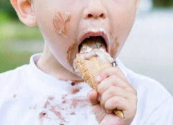 Жительница Новороссийска требует запретить мороженое детям до 7 лет