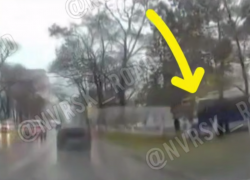 Такого не видели: троллейбус в Новороссийске оказался на тротуаре