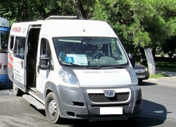 Водитель, выкинувший жительницу Новороссийска из автобуса, не имел права садиться за руль