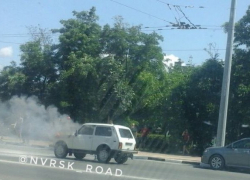 В Новороссийске посередине дороги загорелась "Нива"