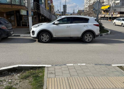 Новороссийцам с коляской пришлось рисковать жизнью из-за "автоледи" 