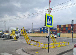 Водитель контейнеровоза не заметил знак и снёс ограждение в Новороссийске 