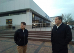 Платная парковка будет - закрытые дворы тоже: Яменсков встретился с жителями домов по набережной Новороссийска