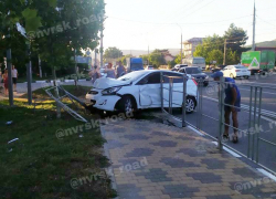 Уходил от столкновения: в Новороссийске машина вылетела на тротуар 