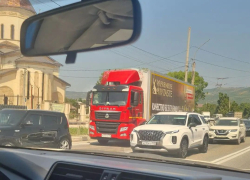 Жители возмущены: в Новороссийске жара, а на улицах полно большегрузов