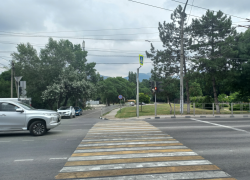 Беременную девушку сбили на пешеходном переходе в Новороссийске: водитель скрылся 