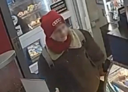 Внимание, розыск! Полиция ищет новороссийца в красной шапке 