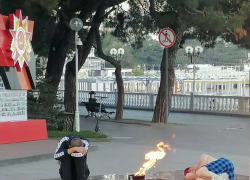 Мировой суд назначил наказание мужчинам, заснувшим у “Вечного огня” в Геленджике