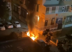 Назад в 90-е: поздно ночью в Новороссийске сгорел автомобиль 