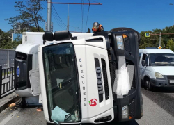 Утро, большая пробка, спасатели: в Новороссийске столкнулись два грузовика