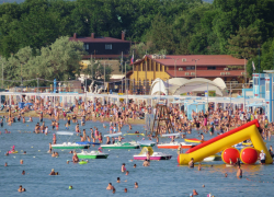 Яблоку негде упасть: людей на пляжах Черного моря становится все больше