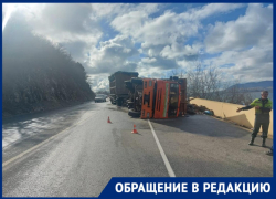 Мусоровоз вёз и не довёз: подробности ДТП на выезде из Новороссийска 