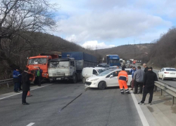 Вообще ничего не движется: из-за ДТП под Новороссийском образовалась "мертвая" пробка
