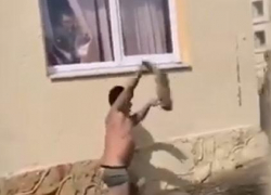 Кидался с куском облицовочной плитки: в новороссийскую школу проник полуголый, неадекватный мужчина 