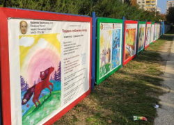 Выставка детских рисунков «Яркий!Город!» поможет украсить серые заборы Новороссийска
