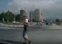 "Яжмать" по-новороссийски: автомобиль едва не задавил пешехода с ребенком 