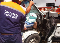 - Его спас правый руль, - обсуждают автомобилисты Новороссийска аварию на серпантине