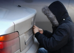 Стартап не удался: приезжий воровал номера с машин новороссийцев 